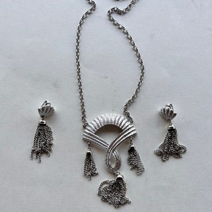 Vintage Sarah Coventry silver tone tassel necklace and clip on earrings jewelry set