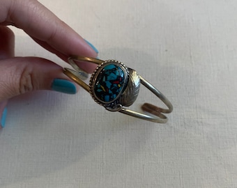 Pulsera tipo brazalete vintage de plata con jaspe negro y cabujones de virutas azules.