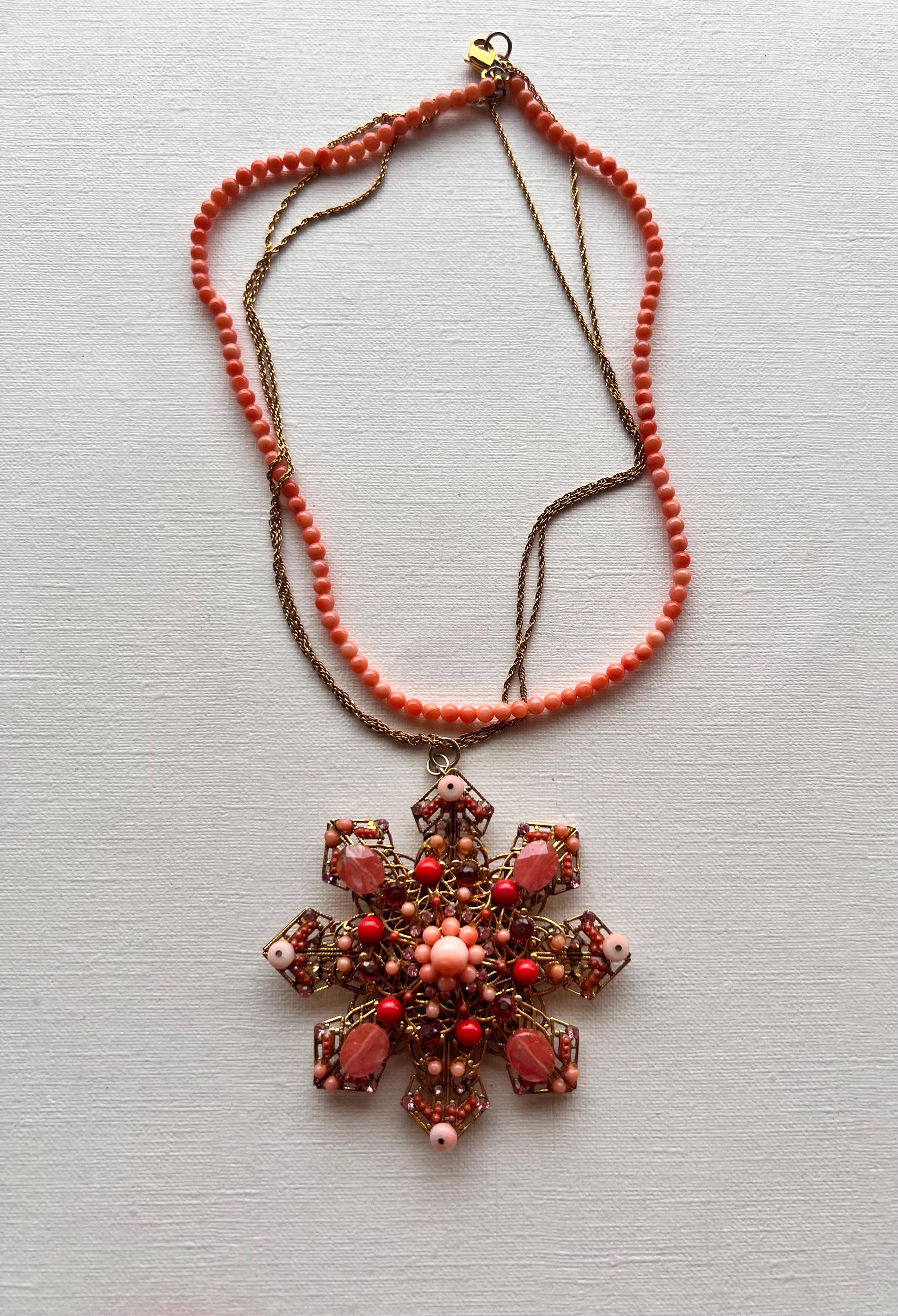 コーラルビーズネックレス ヴィンテージコーラルビーズネックレス：ゴールドトーンフィリグリー