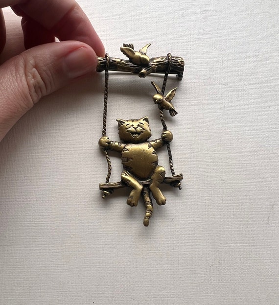 Vintage JJ happy kitten swinging brooch