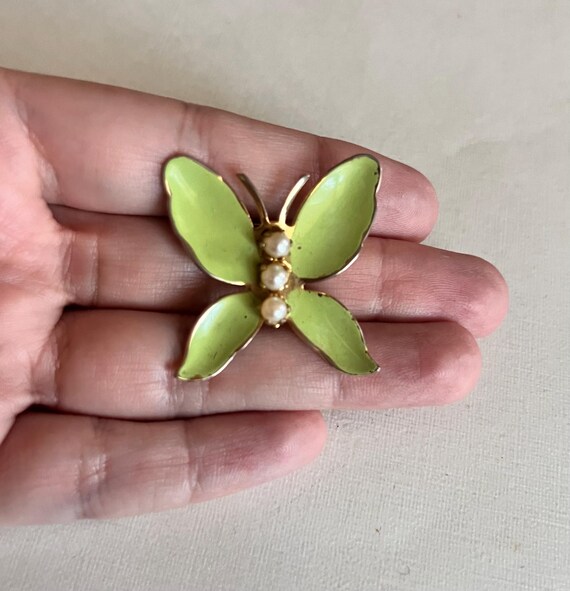 Belle Broche Vintage Papillon – Métal Doré Et émail Avec Fausses Perles – État Très Propre