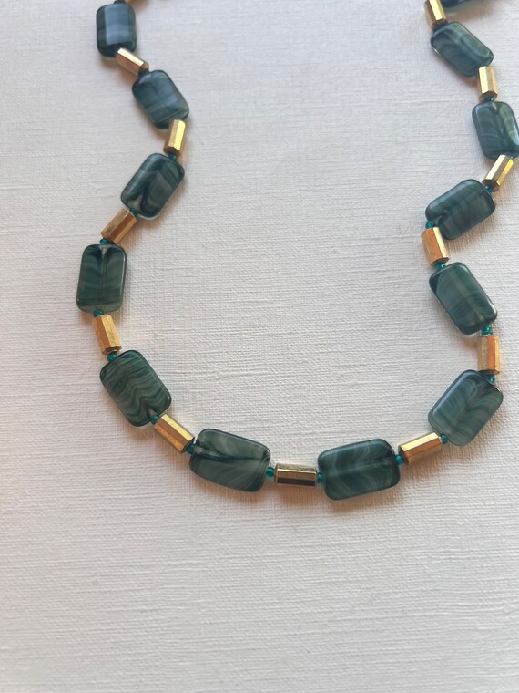 Vintage green marbled rectangular bead necklace - image 4