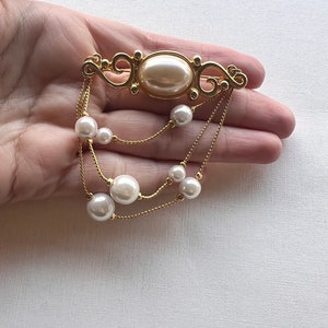Vintage Avon gold tone chain and faux pearl brooch