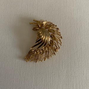 Broche vintage Lisner dorée en filigrane avec plumes