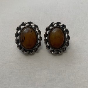 Vintage silver tone twisted edge amber resin cabochon center clip on earrings