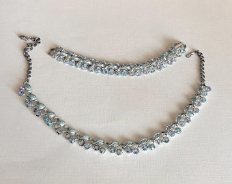 Set di gioielli vintage di metà secolo con collana e bracciale con strass blu Aurora boreale