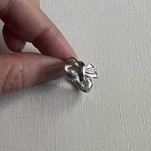 Bague ruban vintage Avon argentée taille 4