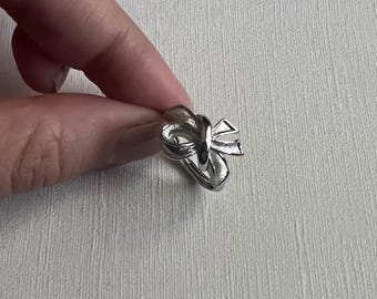 Vintage Avon silver tone ribbon ring various sizes
