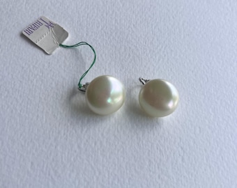 Vintage örhängen med Crown Trifari-motiv och pärlhalsband från 1950-talet