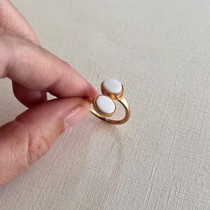 Anillo vintage Sarah Coventry “1978 Duo Fashion” tono dorado con cuentas blancas, talla 6