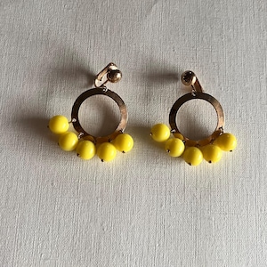 Vintage Sarah Coventry ‘Carnival’ gold tone yellow beads dangle clip on earrings