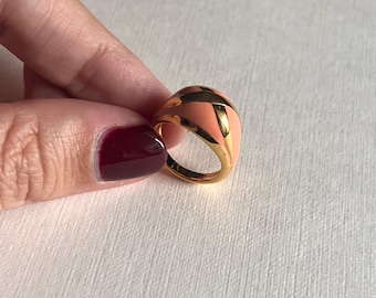 Vintage Avon ‘1987 Fashion Pastels’ coral enamel, gold band ring size 5