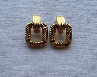 Vintage Joan Rivers gold tone swirl texture door knocker dangle clip on earrings