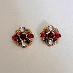 Pendientes de clip vintage de mediados de siglo en tono dorado multicolor con piedras sintéticas.