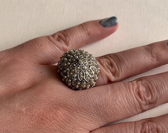 Anello vintage Art Déco in argento con grappolo di perle finte, taglia 8.