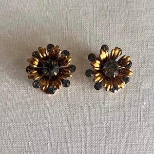 Vintage gold tone gray rhinestone flower clip on earrings