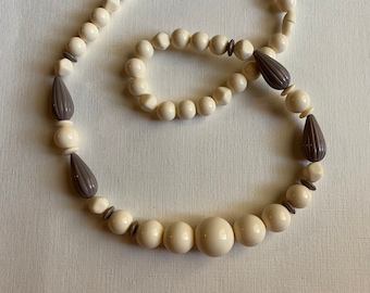 collier vintage de perles ivoire et gris Avon