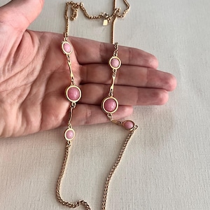 Colar vintage Sarah Coventry 1979 &#39;Pink Parfait&#39; de corrente longa em tom dourado