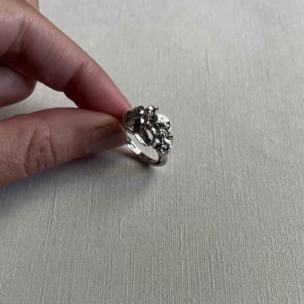 Vintage Avon silver tone flower design ring size 7