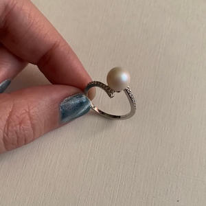 Vintage elegant silver tone dainty cubic zirconia with faux pearl center ring size 8