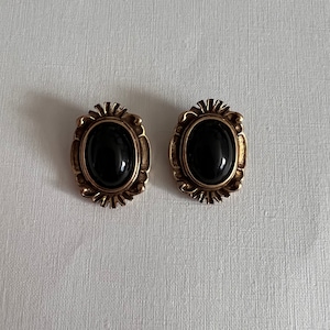 Vintage elegant gold tone textured edges black cabochon center clip on earrings