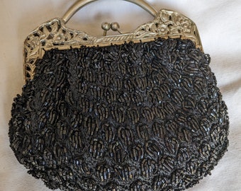 Aumônière noire, entièrement crochetée et perlée à la main