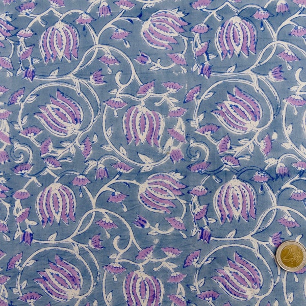 Handgemaakte stof bedrukt met tampon (blokdruk), lotusbloempatronen op blauwe achtergrond