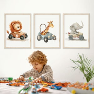 Safari Tiere in Rennautos, Set mit 3 Drucken, Safari Tiere in Rennautos, Kinderzimmer Kunstwerk, Löwe, Elefant und Giraffe Kinderkunst