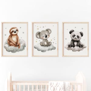 Set aus 3 Prints - Faultier, Panda und Koala Wandkunst - Niedliche Tiere auf Wolken für das Kinderzimmer Dekor für Kinder