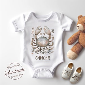 Ręcznie robione body niemowlęce ze znakiem zodiaku Rak - słodka ilustracja dla dzieci, idealny prezent astrologiczny na baby shower, strój dla noworodka
