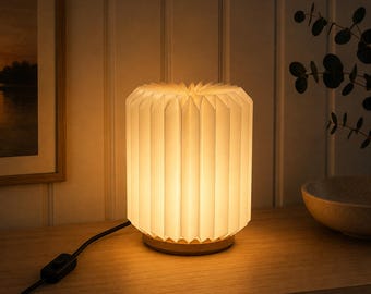 Lampada da tavolo origami in legno e carta – Luce da comodino minimalista, lampada scandinava in stile giapponese, illuminazione d'accento geometrica moderna, lampada da scrivania in carta