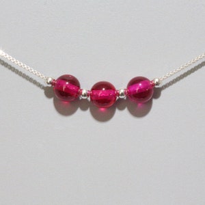 Röda ("rosa") rubinpärlor med justerbar kedja i sterlingsilver med chokerhänge