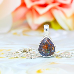 Australisk Koroit Boulder Opal Set i 925 Sterling Silver Hänge med Justerbar Kedja