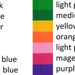 Op de afbeelding: Een kleurenkaart met verschillende tinten zwart, wit, zilver, goud, rood, lichtblauw, ultrablauw, lichtgroen, middelgroen, geel, oranje, lichtroze, magenta roze en paars.