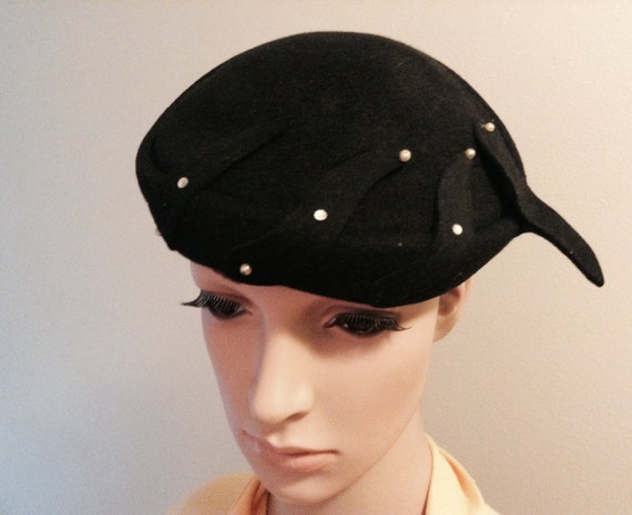 1940s Black Wool Hat with Faux Pearl Accents by H… - image 9