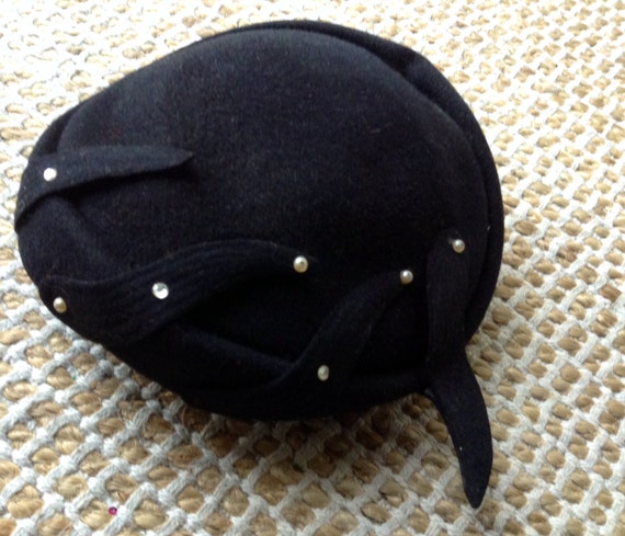 1940s Black Wool Hat with Faux Pearl Accents by H… - image 10