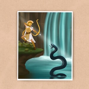 Könnte beinhalten: Eine Frau in goldener Rüstung steht auf einem Felsvorsprung und zielt mit Pfeil und Bogen auf eine große schwarze Schlange in einem Wasserbecken unter einem Wasserfall.