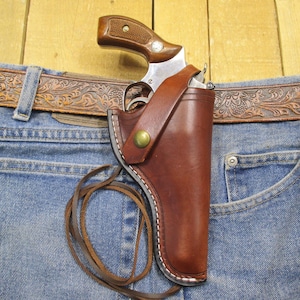 Funda de cuero estilo western para revólver Smith & Wesson, modelo 34, calibre .22 DA, para diestros, color marrón, hecha a mano por el vendedor en EE. UU. Cuero curtido vegetal de 8 onzas.