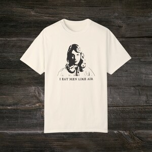 Jem mężczyzn jak powietrze, KOMFORTOWE KOLORY, T-shirt Sylvii Plath, Koszulka pisarki, Koszulka poetycka, Prezent dla Bookworm Koszulka unisexowa z barwionymi ubraniami