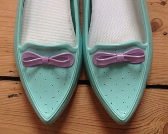 Rare women's retro vintage  Y2K MELISSA turquoise, aquamarine rubber jelly pointy toe slip on flats with a lilac bow.  SIZE 38 EU, Uk 5