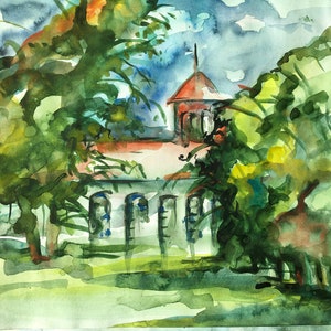 Pu&ograve; includere: Dipinto ad acquerello di un edificio con tetto rosso e una torre, parzialmente nascosto da alberi verdi. L'edificio ha pareti bianche e finestre. Il cielo &egrave; blu con nuvole bianche.