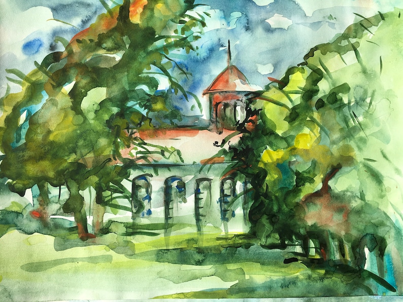 Pu&ograve; includere: Dipinto ad acquerello di un edificio con tetto rosso e una torre, parzialmente nascosto da alberi verdi. L'edificio ha pareti bianche e finestre. Il cielo &egrave; blu con nuvole bianche.