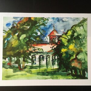 Pu&ograve; includere: Dipinto ad acquerello di un edificio con tetto rosso e una torre, circondato da alberi verdi. L'edificio ha pareti bianche e finestre. Il cielo &egrave; blu con nuvole bianche.