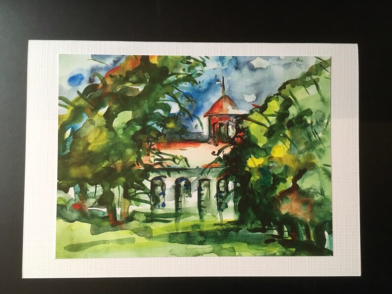 Pu&ograve; includere: Dipinto ad acquerello di un edificio con tetto rosso e una torre, circondato da alberi verdi. L'edificio ha pareti bianche e finestre. Il cielo &egrave; blu con nuvole bianche.