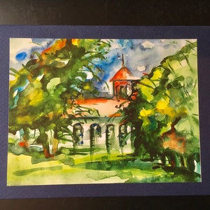 Pu&ograve; includere: Dipinto ad acquerello di un edificio in mattoni rossi con una torre, circondato da alberi verdi. L'edificio ha finestre bianche e un tetto rosso. Il dipinto &egrave; incorniciato da una cornice blu scuro.