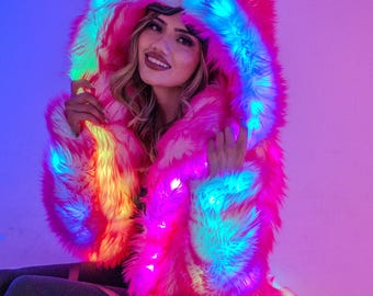 メンズ ピンクフェイクファー フェスティバルコート - ふわふわ襟付き