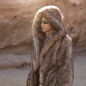 特大フード付きコヨーテフェイクファージャケット、メンズベージュ 