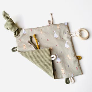 Knistertuch personalisiert Babys / Greiftuch mit Rassel aus Baumwolle & Waffelpique – CE zertifiziertes Babyspielzeug
