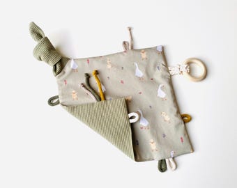 Knistertuch personalisiert Babys / Greiftuch mit Rassel aus Baumwolle & Waffelpique – CE zertifiziertes Babyspielzeug