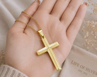 レーザー刻印入りパーソナライズドゴールドクロスネックレス。カスタム